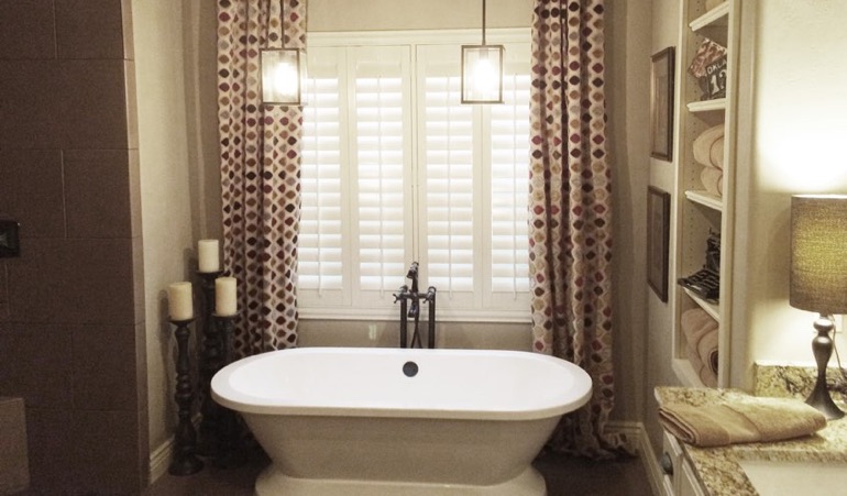 Polywood Shutters in Honolulu Bathroom